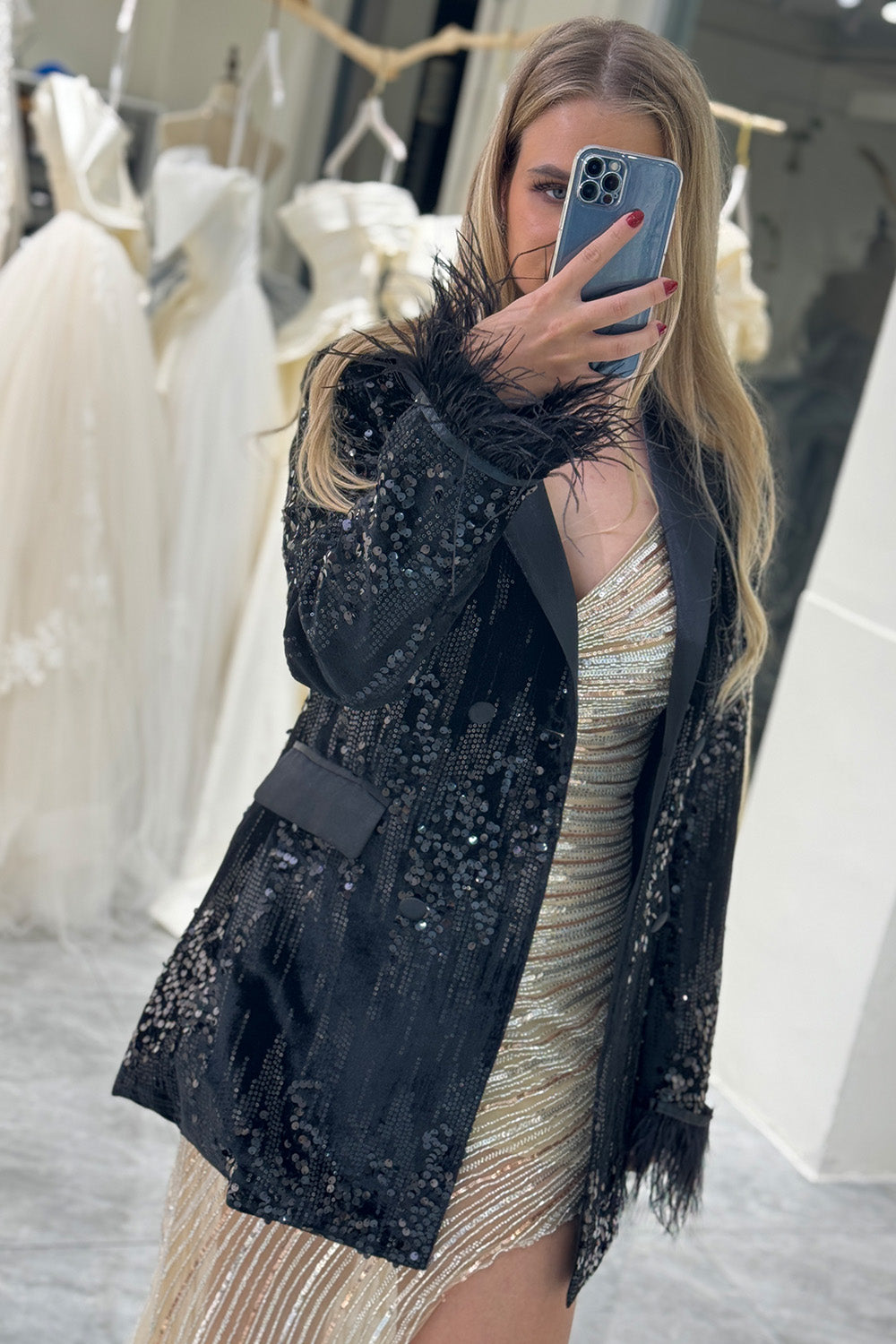 Czarna Błyszcząca Klapa Szczytowa Cekiny Damska Marynarka Z Piórami