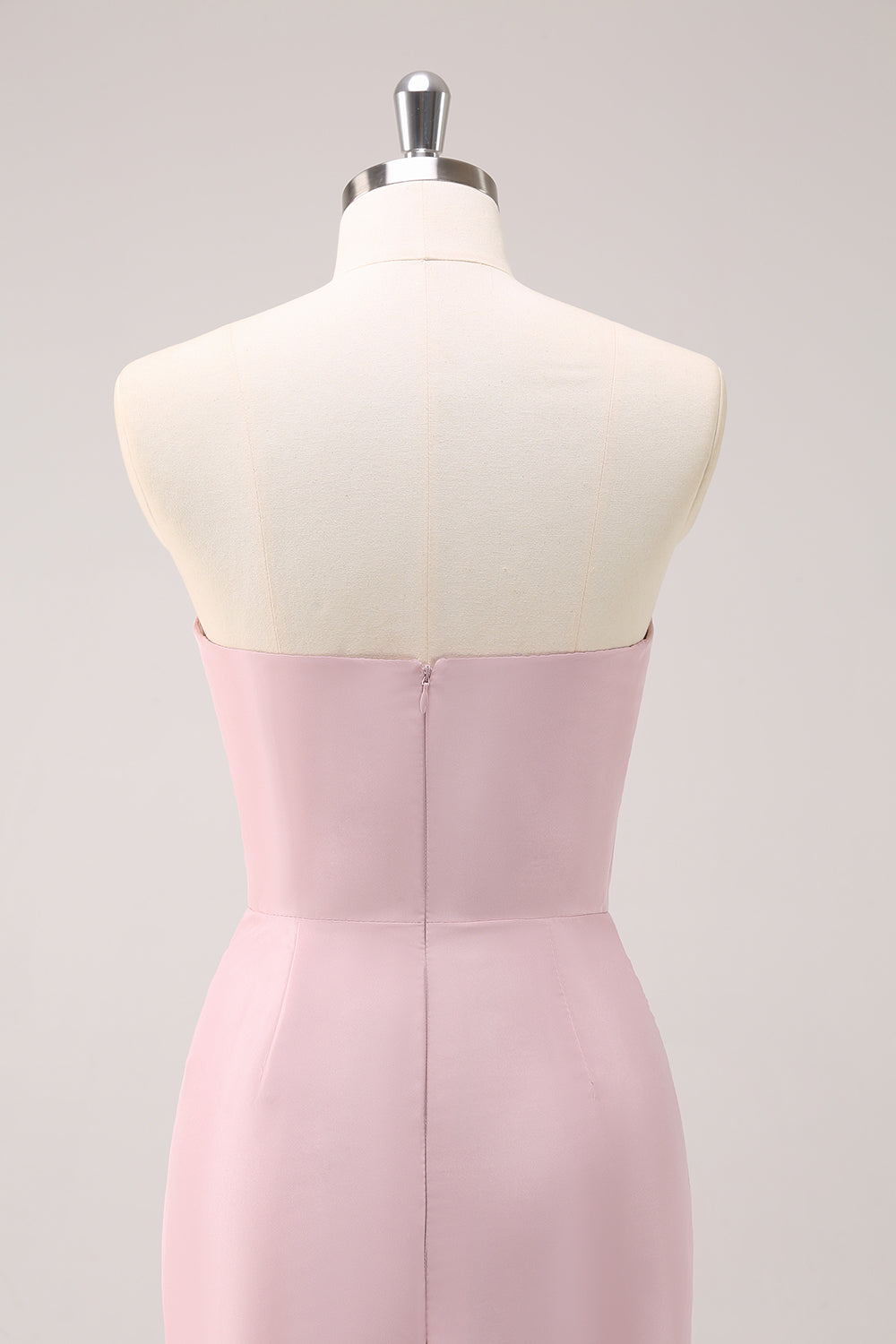 Różowa asymetryczna sukienka druhny bez ramiączek z falbankami