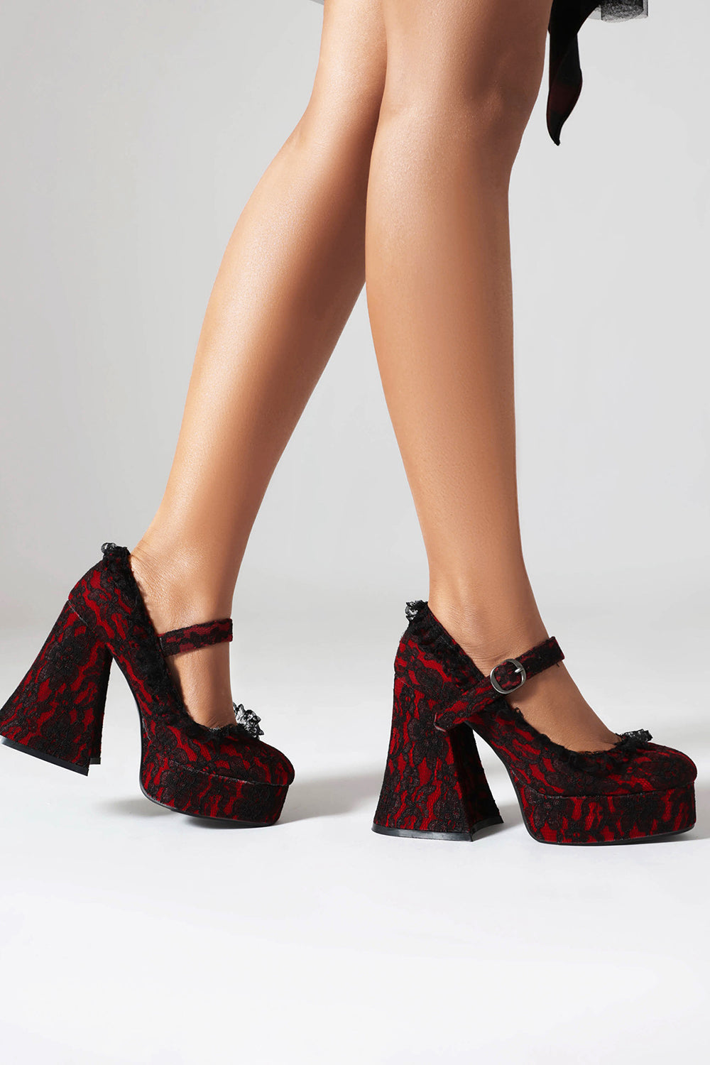 Czarne buty na platformie z zamkniętymi palcami na obcasie