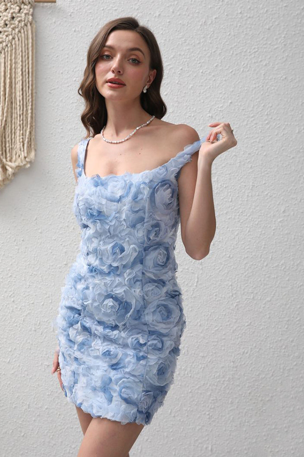 Różowa krótka sznurowana sukienka na imprezę z kwiatem 3D