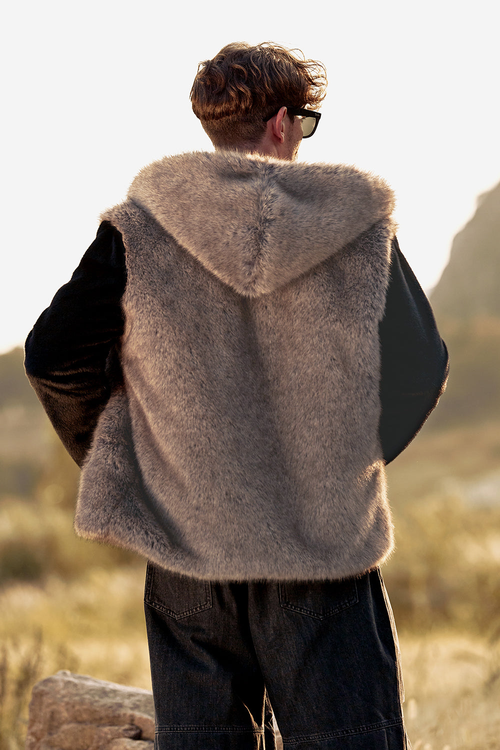 Puszysty Brązowy Sztuczny Futro Z Długimi Rękawami Krótki Męski Płaszcz Z Kapturem