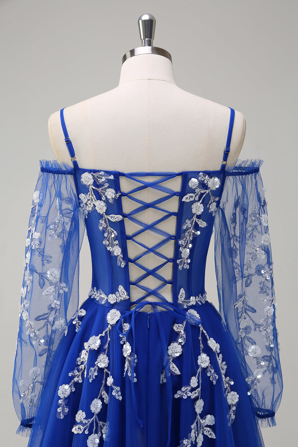 Różowa kwiatowa długa sukienka na studniówkę z zimnymi ramionami i długimi rękawami