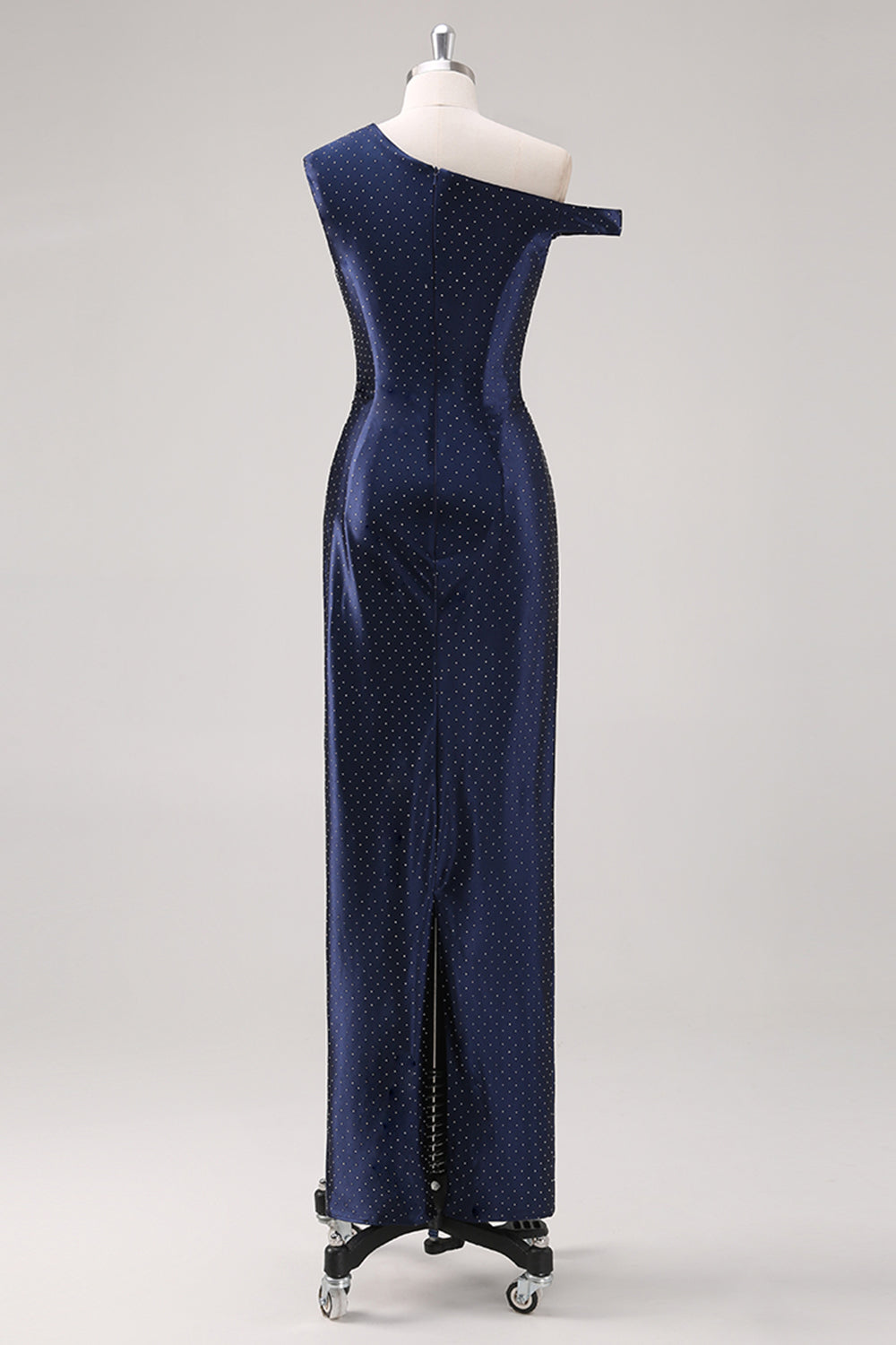 Granatowa płaszczowa sukienka wizytowa z koralikami na jedno ramię