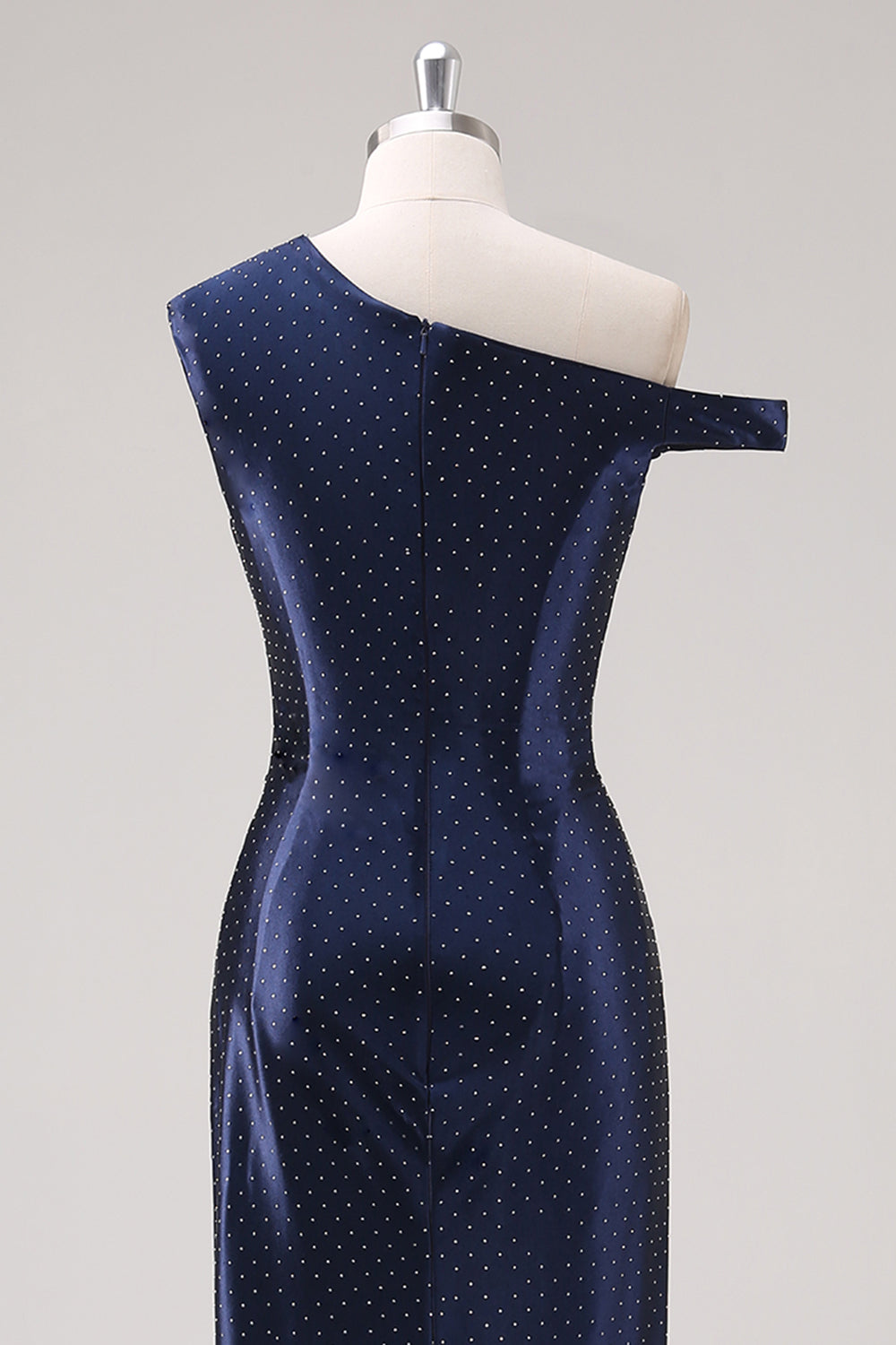 Granatowa płaszczowa sukienka wizytowa z koralikami na jedno ramię