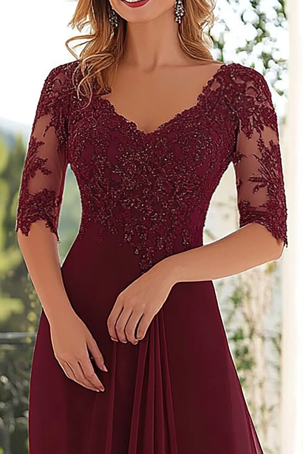 Elegancka bordowa szyfonowa szyfonowa sukienka z dekoltem w serek z koronkowymi aplikacjami z koronkowymi aplikacjami