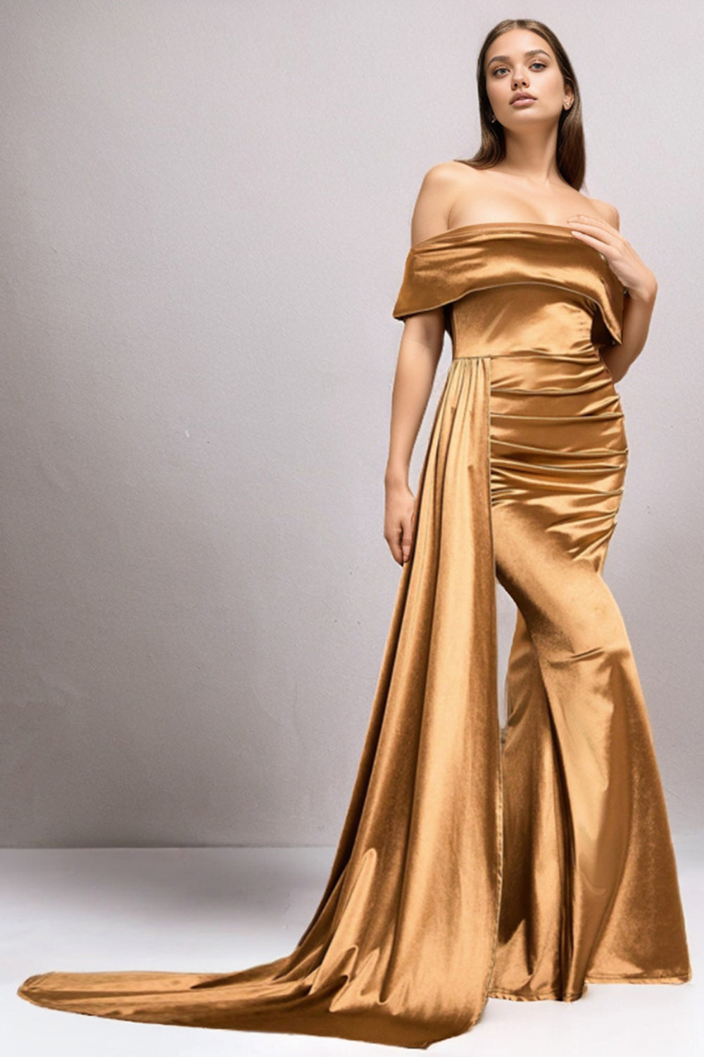 Satynowa sukienka wizytowa syrena z odkrytymi ramionami