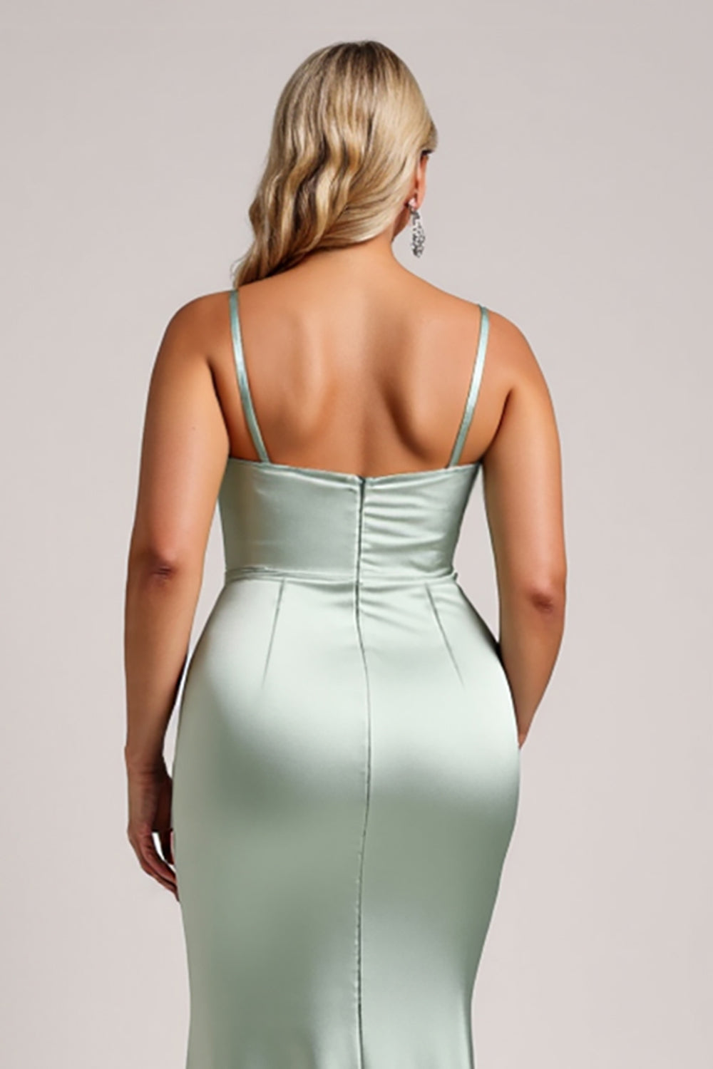 Szałwiowa zieleń plus size satynowa długa sukienka dla druhen z rozcięciem