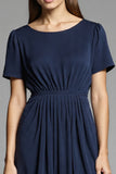 Granatowa prosta sukienka midi z krótkimi rękawami i krótkimi rękawami