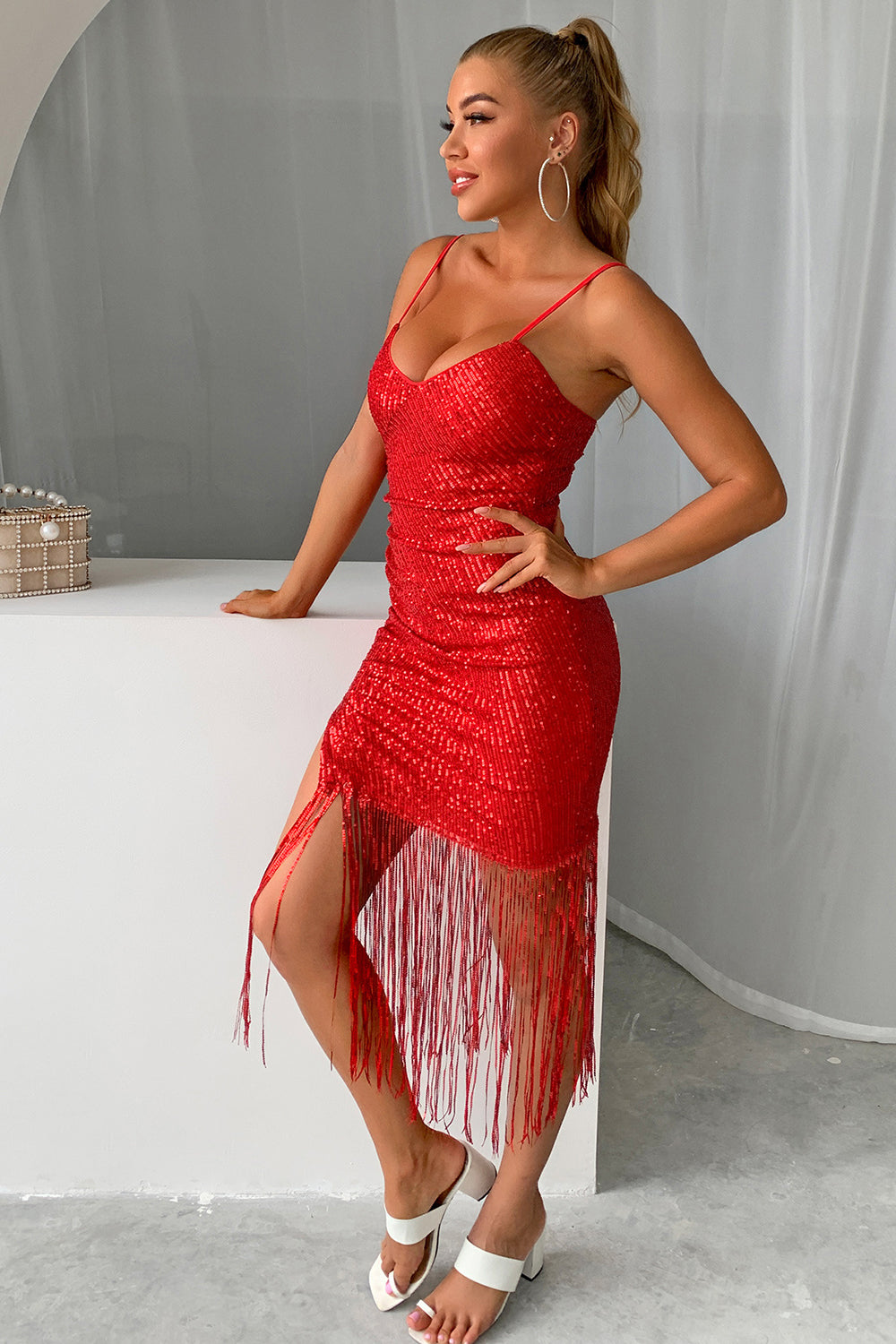 Bordowa błyszcząca cekiny krótka sukienka z frędzlami