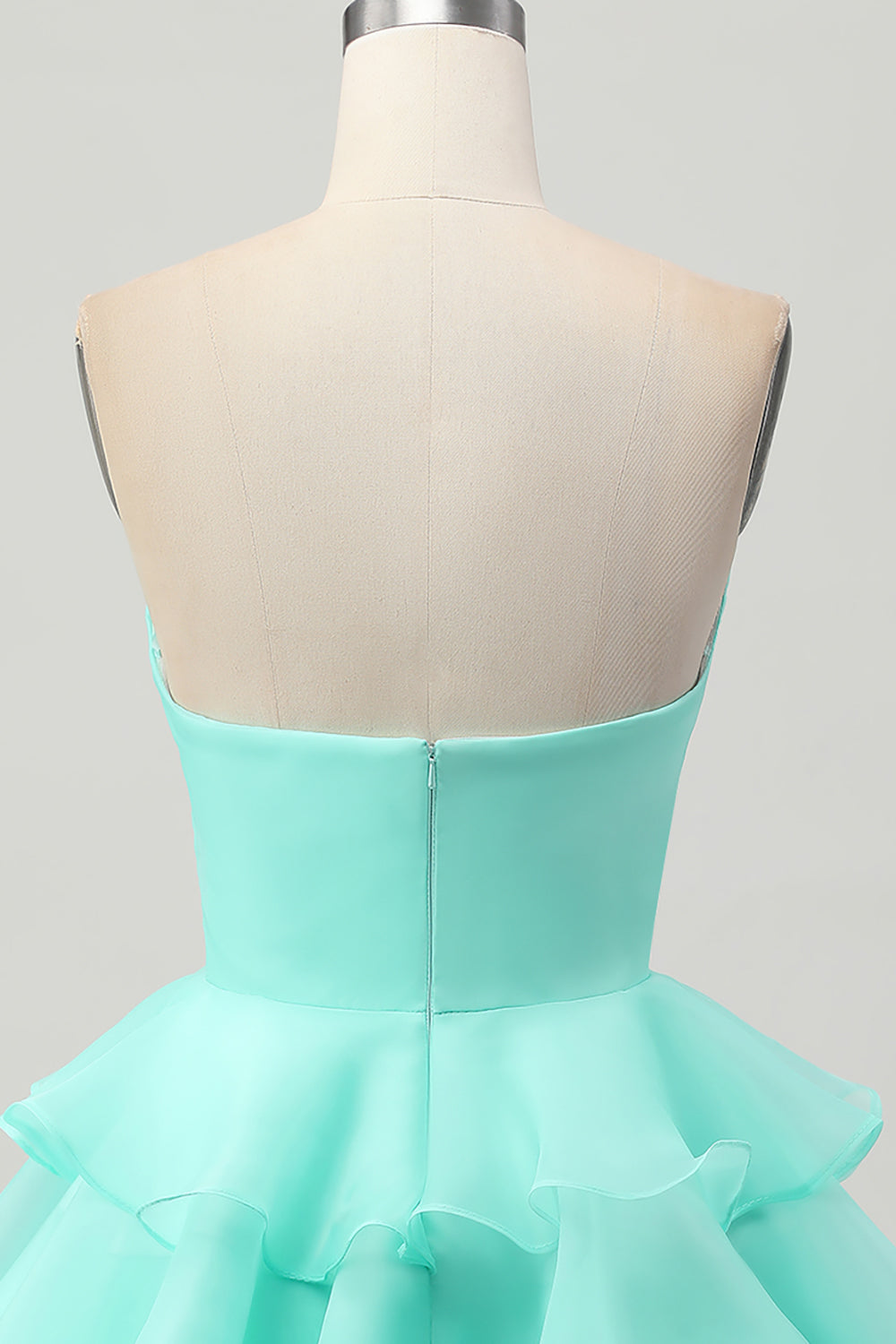 Śliczna różowa krótka sukienka bez ramiączek bez ramiączek z wycięciem na drugi guzik