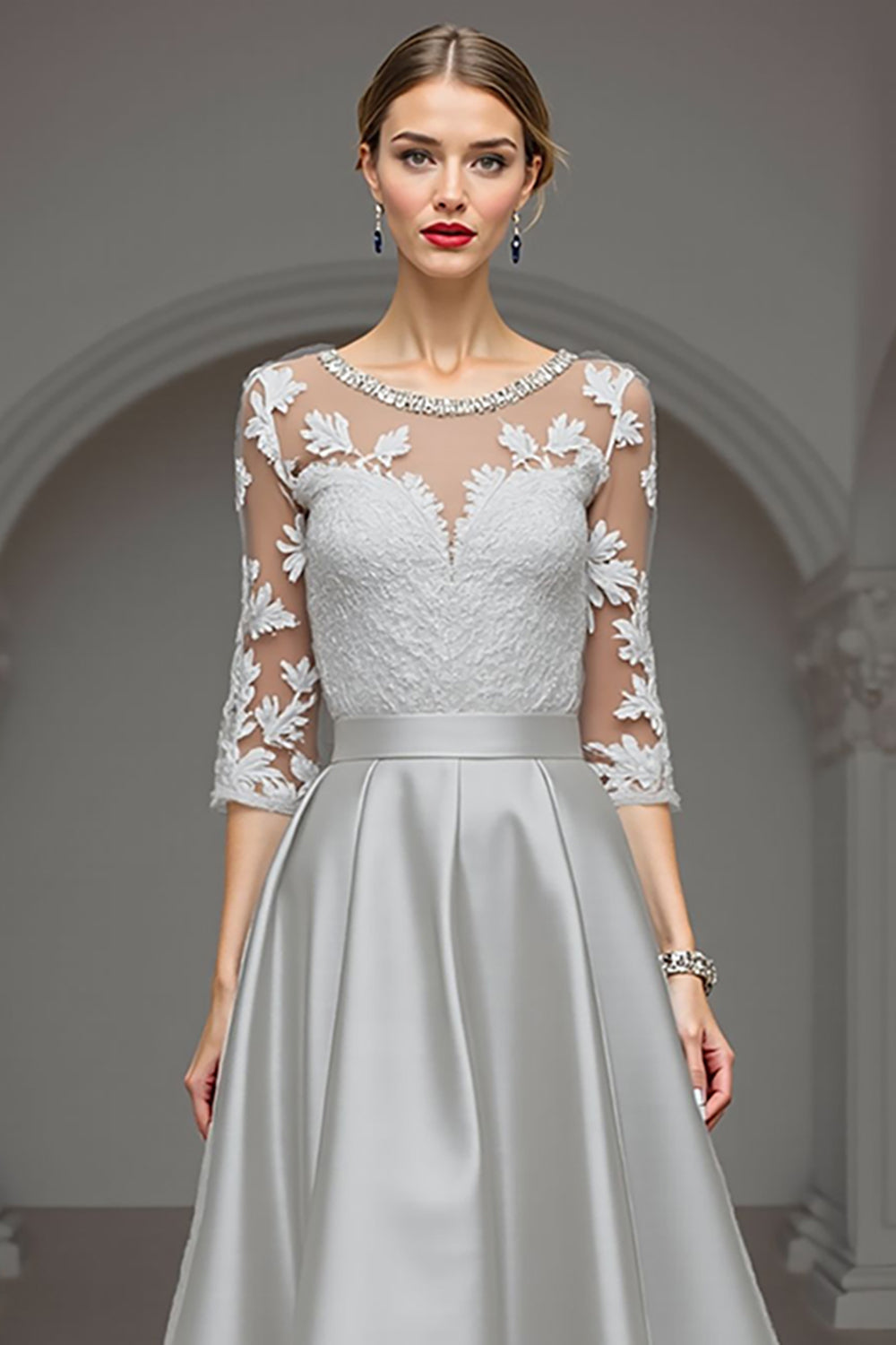 Granatowa sukienka z matką panny młodej z wysokimi niskimi podeszwami z aplikacjami