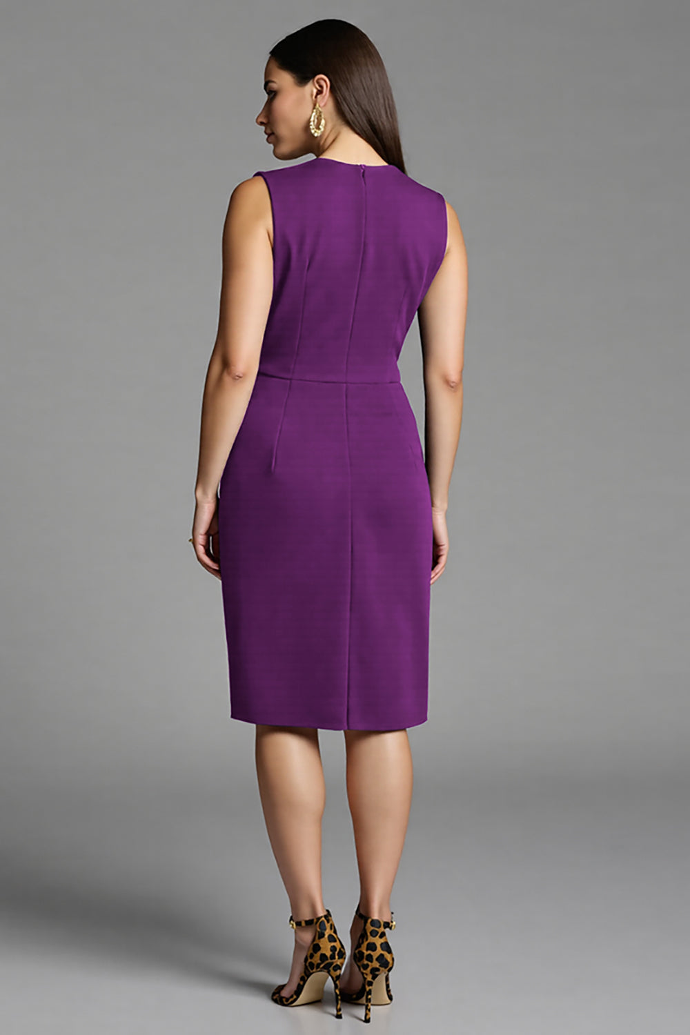 Płaszczowa granatowa sukienka robocza midi z dekoltem w szpic z szarfą