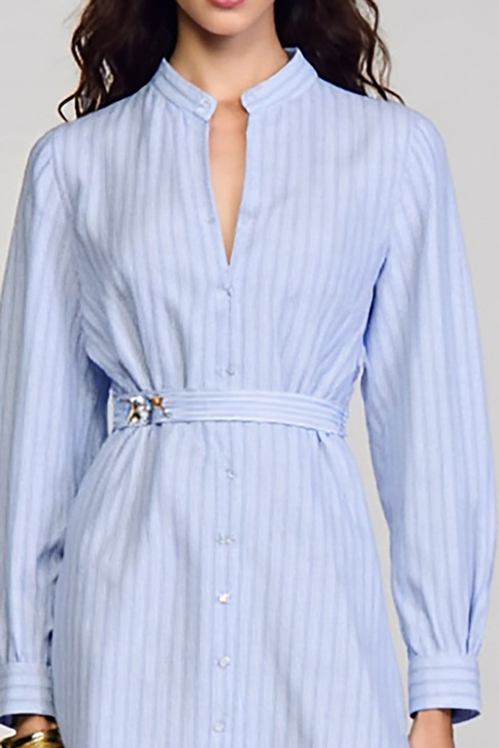 Sukienka robocza z długim rękawem w niebieskie paski z paskiem