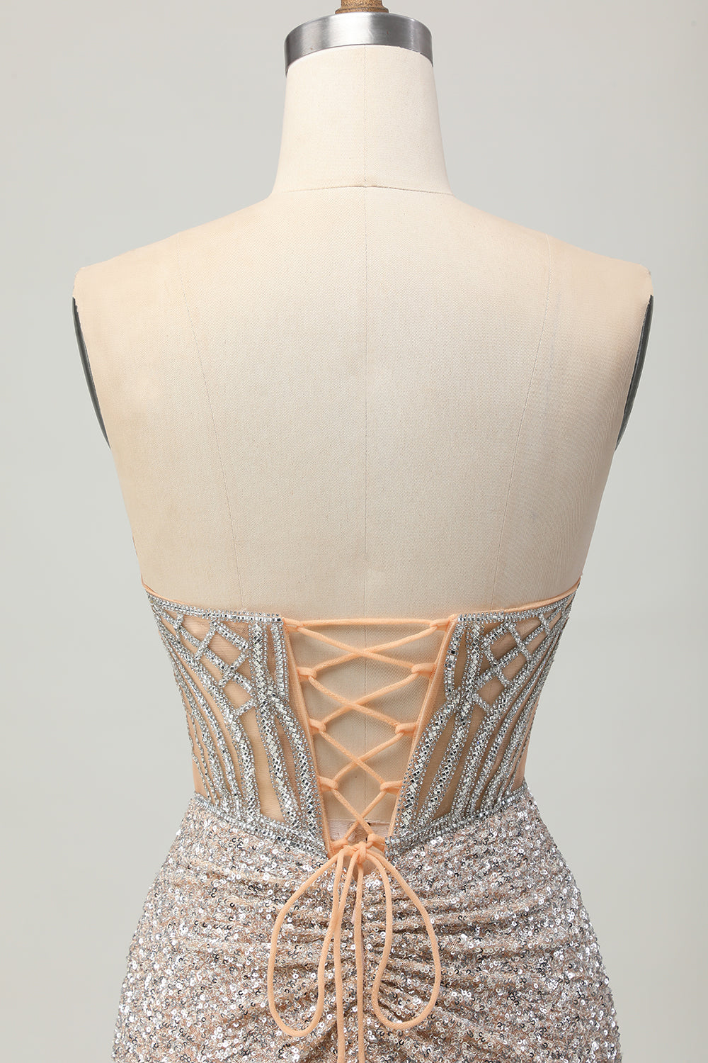 Srebrna sukienka bodycon bez ramiączek z cekinami i rozcięciem