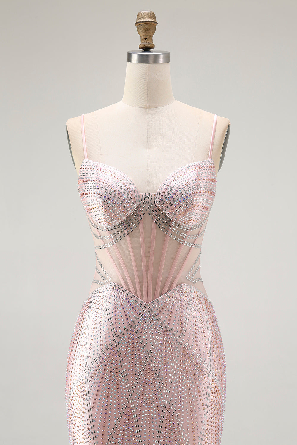 Różowa sukienka na studniówkę z gorsetem z koralikami i koronką na plecach