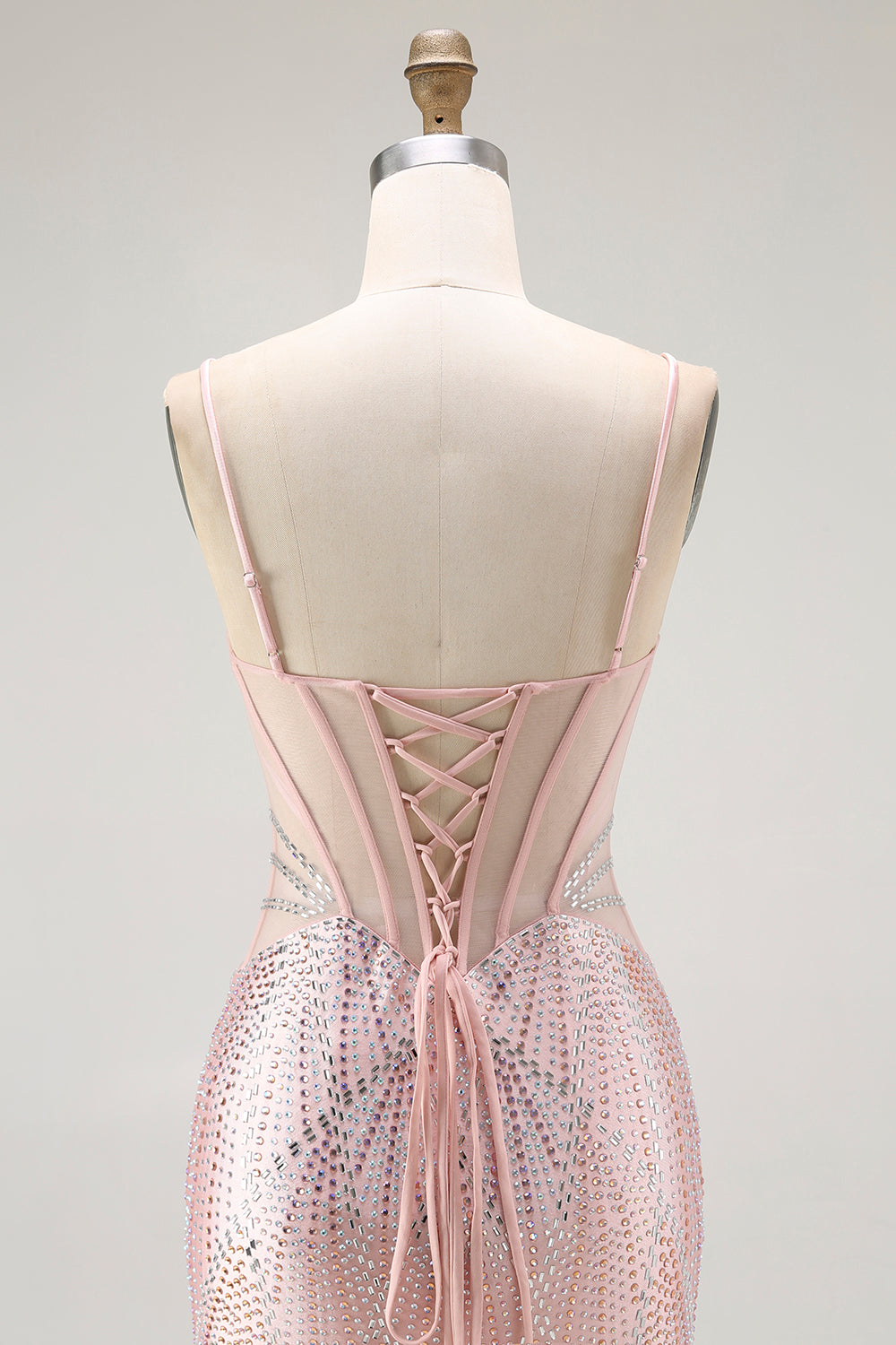 Różowa sukienka na studniówkę z gorsetem z koralikami i koronką na plecach