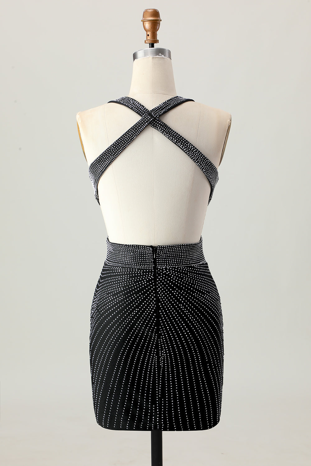 sukienka z dekoltem w serek i koralikami