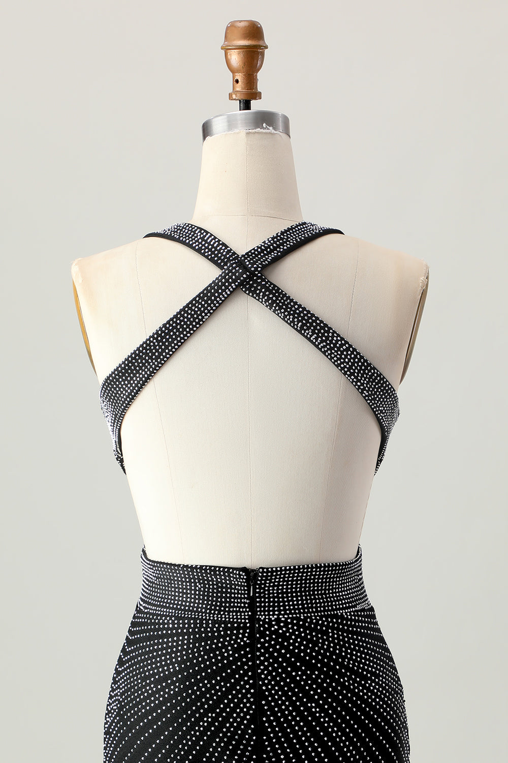 sukienka z dekoltem w serek i koralikami