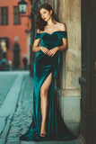 Peacock Green Off The Shoulder Aksamitna Pochwa Długa Sukienka Druhny Z Rozcięciem