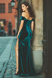 Peacock Green Off The Shoulder Aksamitna Pochwa Długa Sukienka Druhny Z Rozcięciem