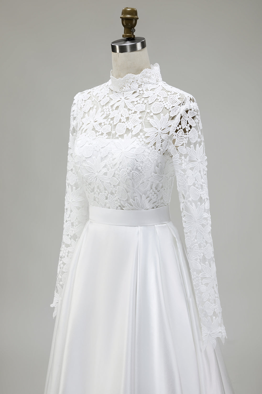 Satynowa suknia ślubna w kształcie litery A z wysokim dekoltem w kolorze kości słoniowej z koronką