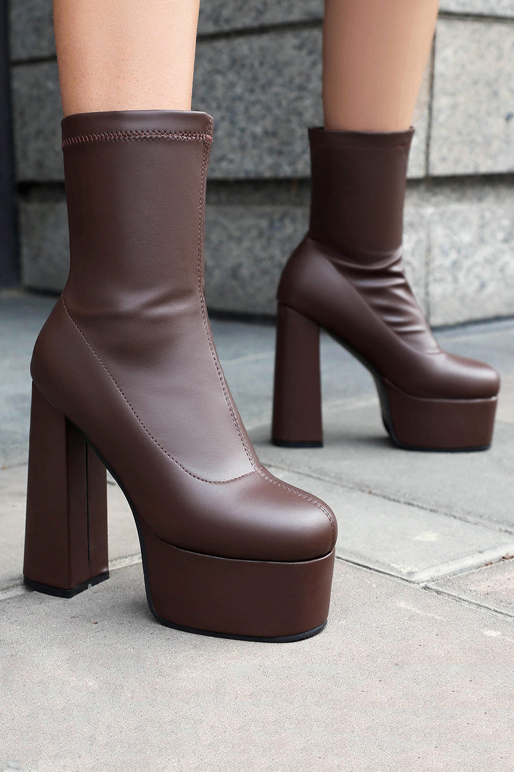 Czarne botki na platformie z okrągłym noskiem i grubym obcasem