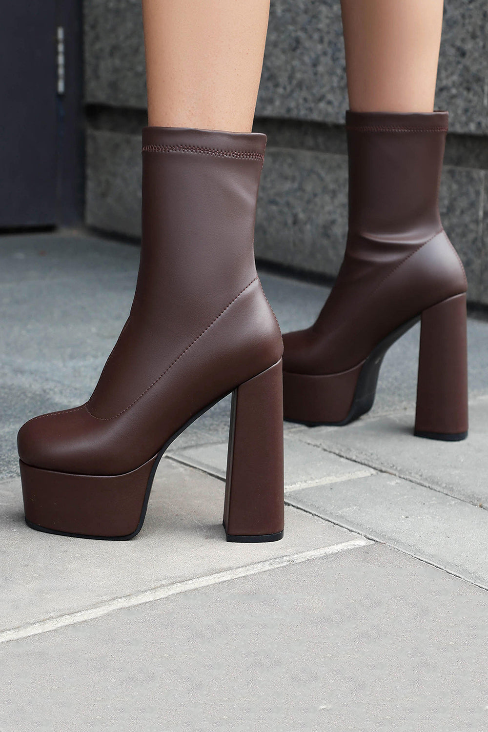 Czarne botki na platformie z okrągłym noskiem i grubym obcasem