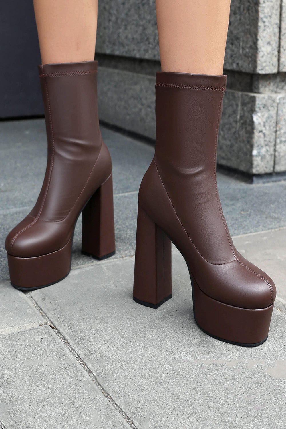 Czarne botki na platformie z okrągłym noskiem i grubym obcasem