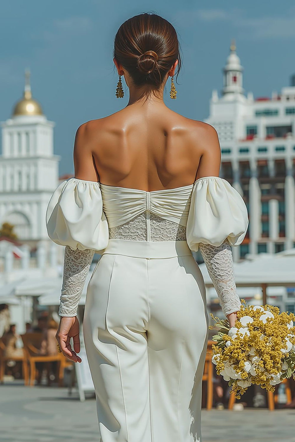 Białe koronkowe kombinezony ślubne z odkrytymi ramionami