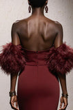 Bordowa satynowa syrenka satynowa sukienka z piórami