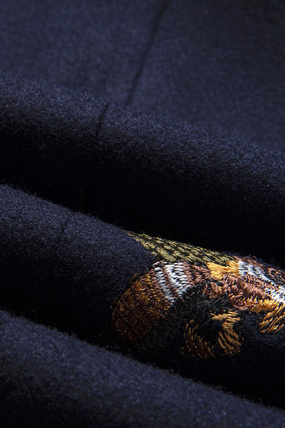 Granatowa klapa z wycięciem na jeden guzik haftowana męska marynarka