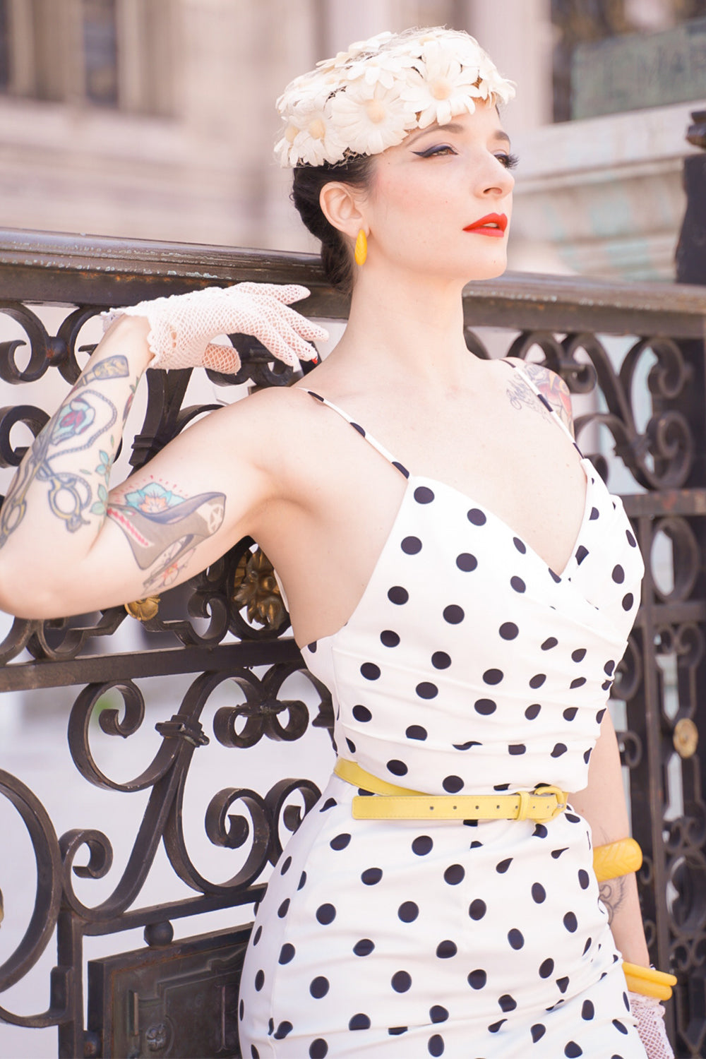 Czarno-biała Sukienka w Groszki z Syrenim Wykończeniem