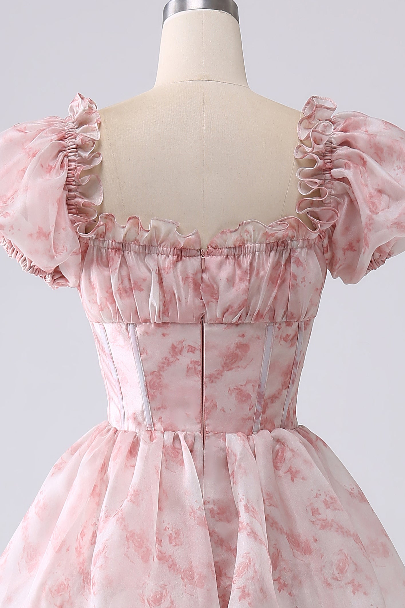 Różowa Sukienka Na Studniówkę Z Kwadratowym Dekoltem I Falbankami