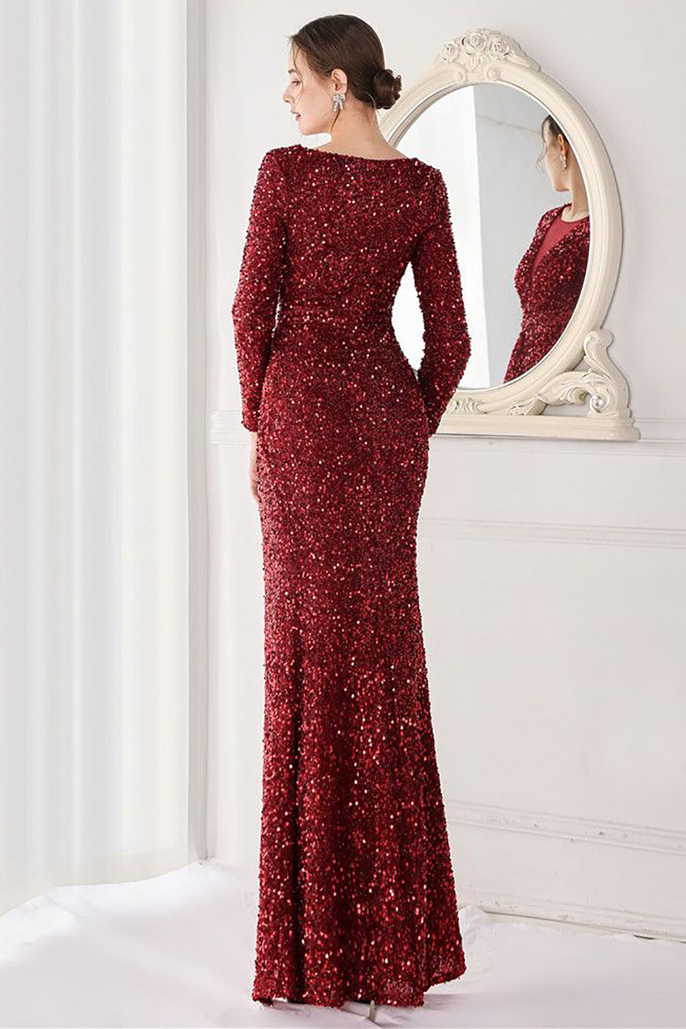 Bordowa cekinowa suknia wieczorowa z długim rękawem z rozcięciem