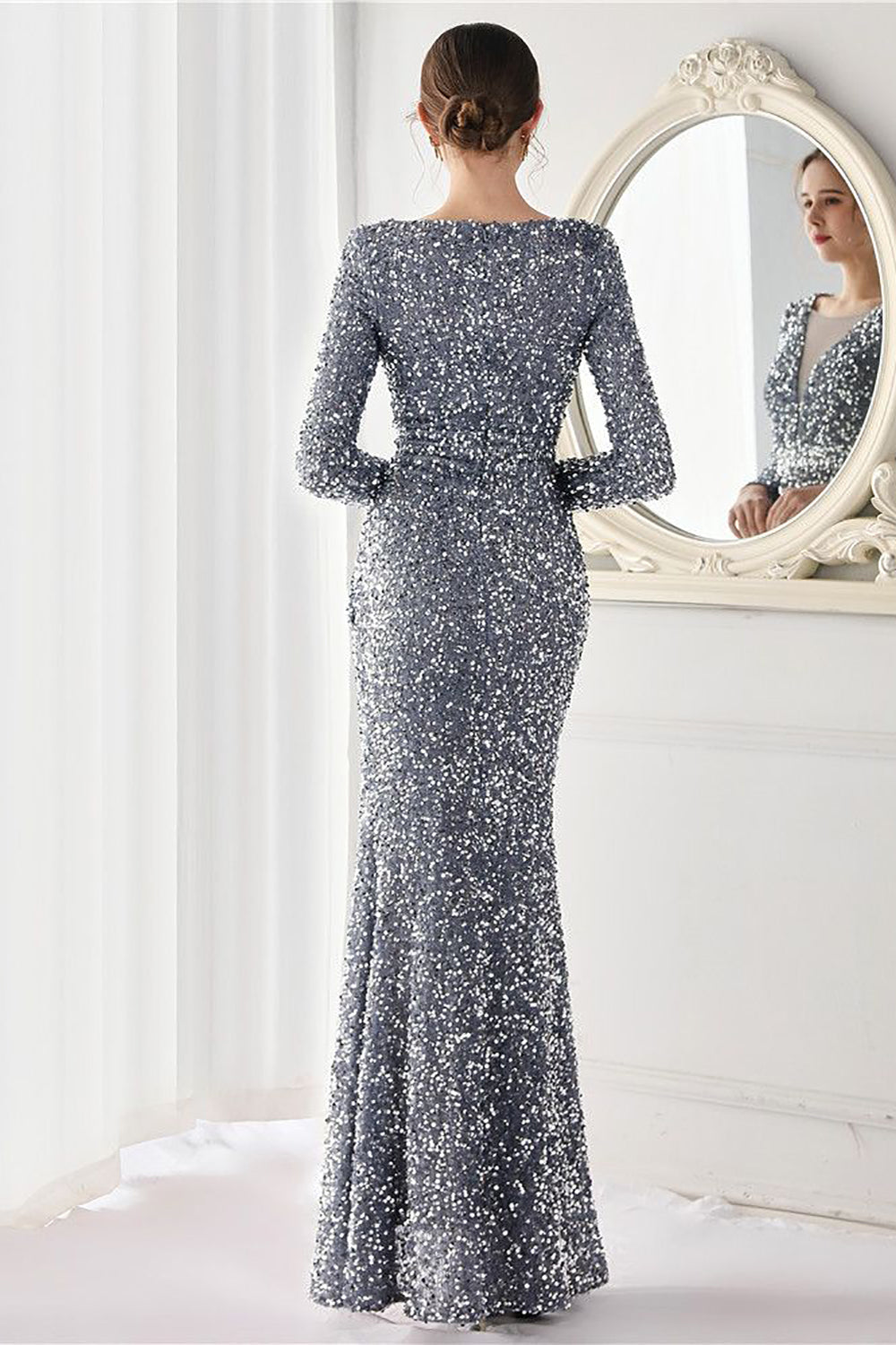 Bordowa cekinowa suknia wieczorowa z długim rękawem z rozcięciem