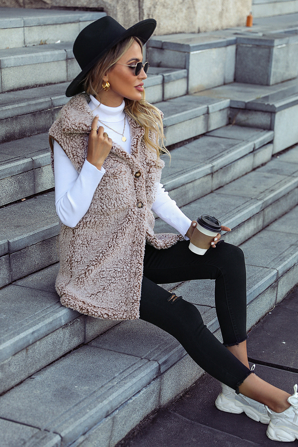 Czarna polarowa kamizelka zapinana na guziki