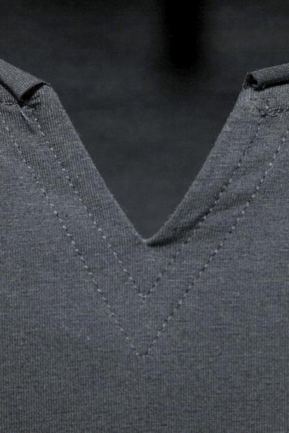 Czarny T-shirt męski z dekoltem w serek bez rękawów