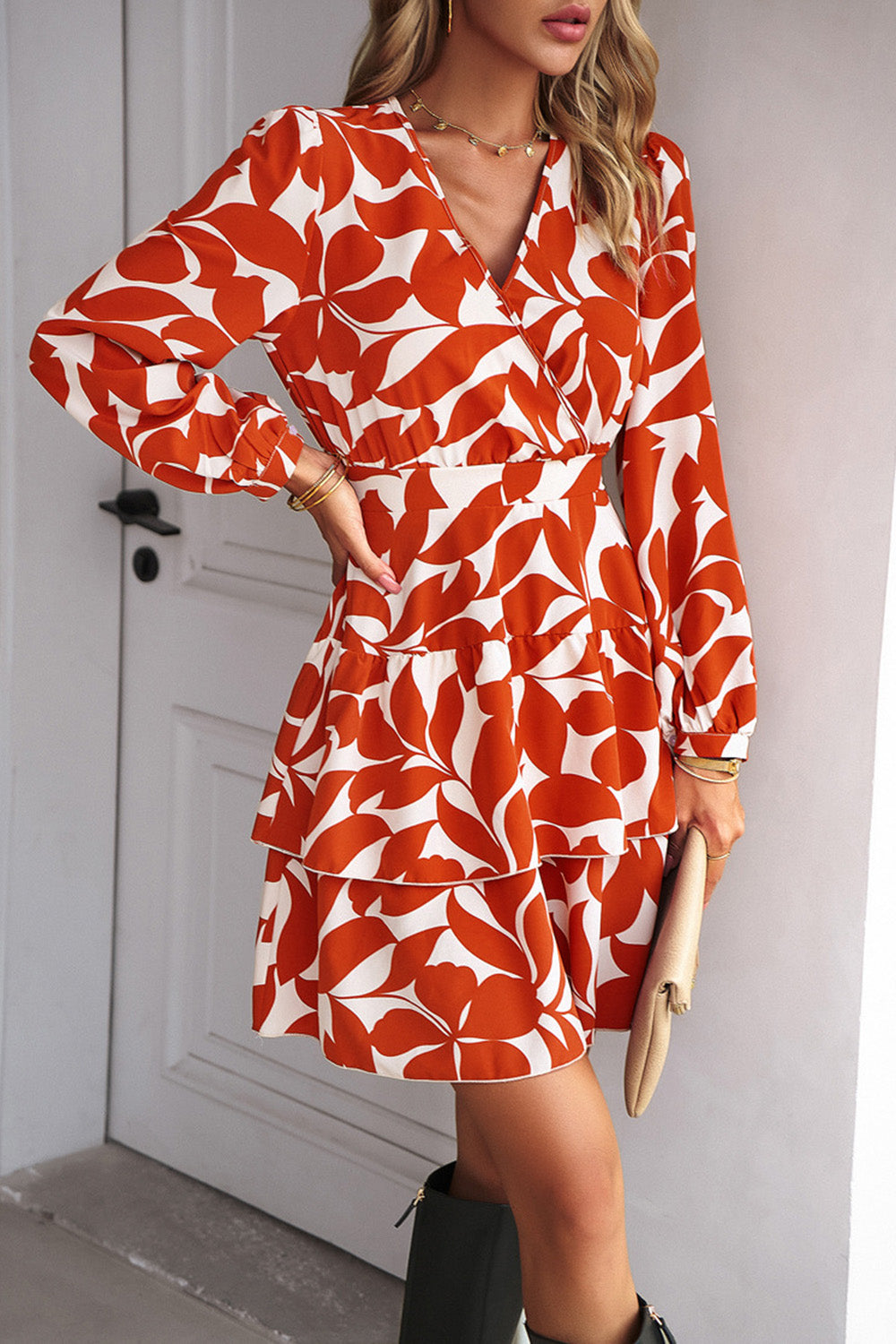 Czarna sukienka z długim rękawem z nadrukiem