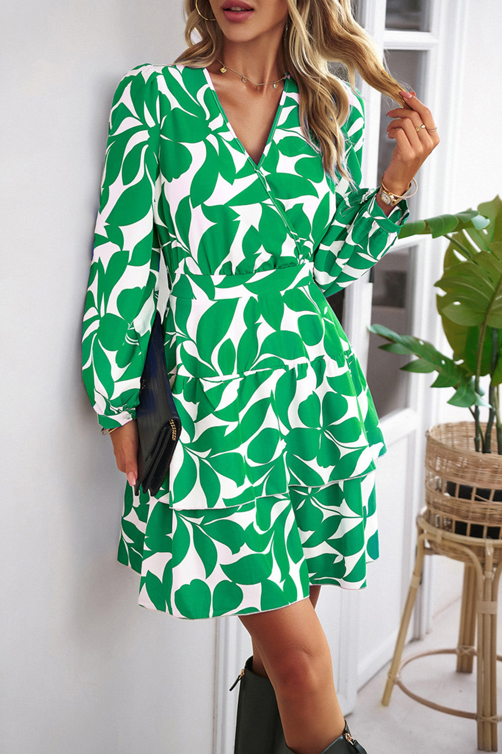 Czarna sukienka z długim rękawem z nadrukiem