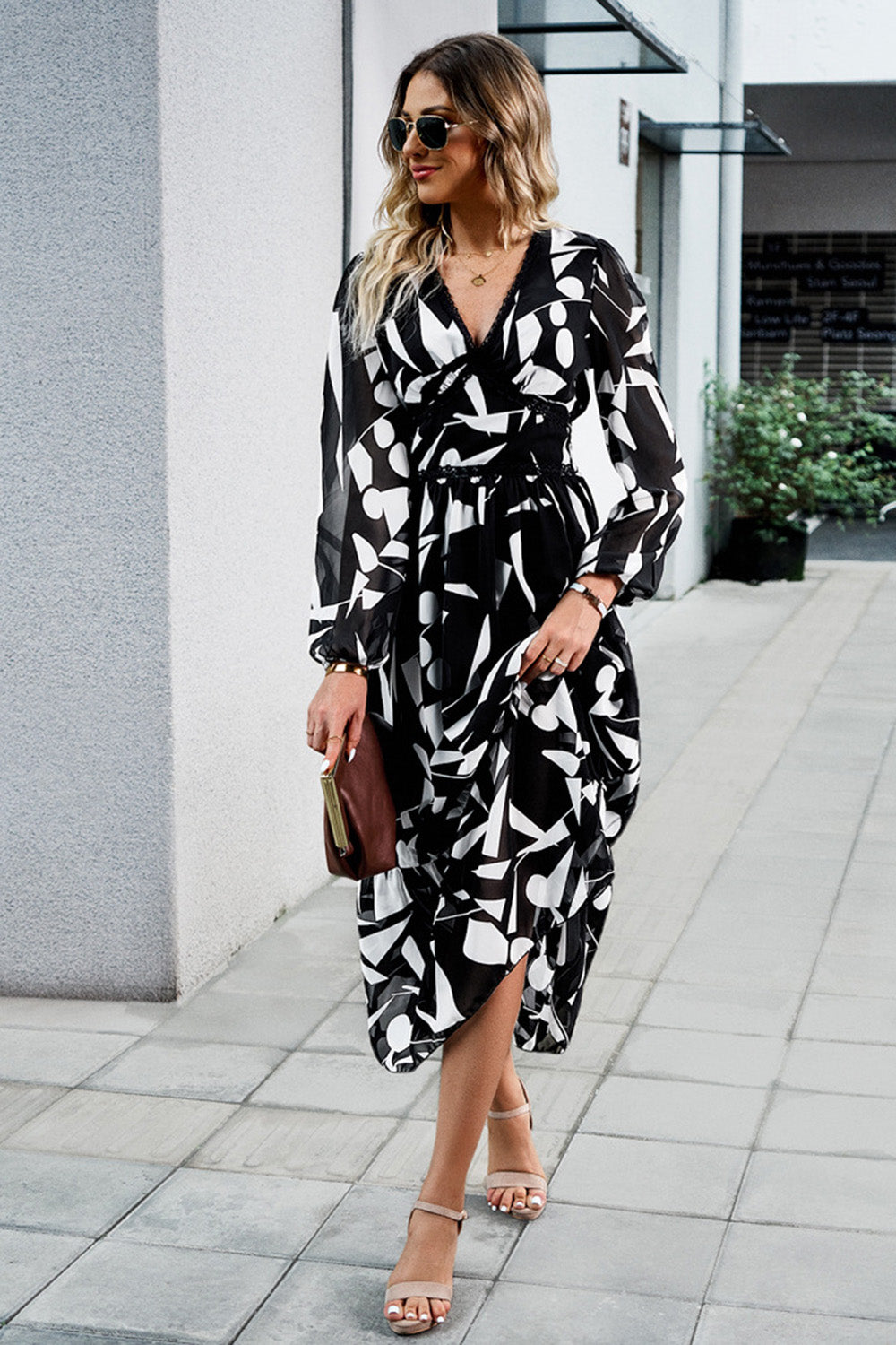 Czarna sukienka z długim rękawem z nadrukiem