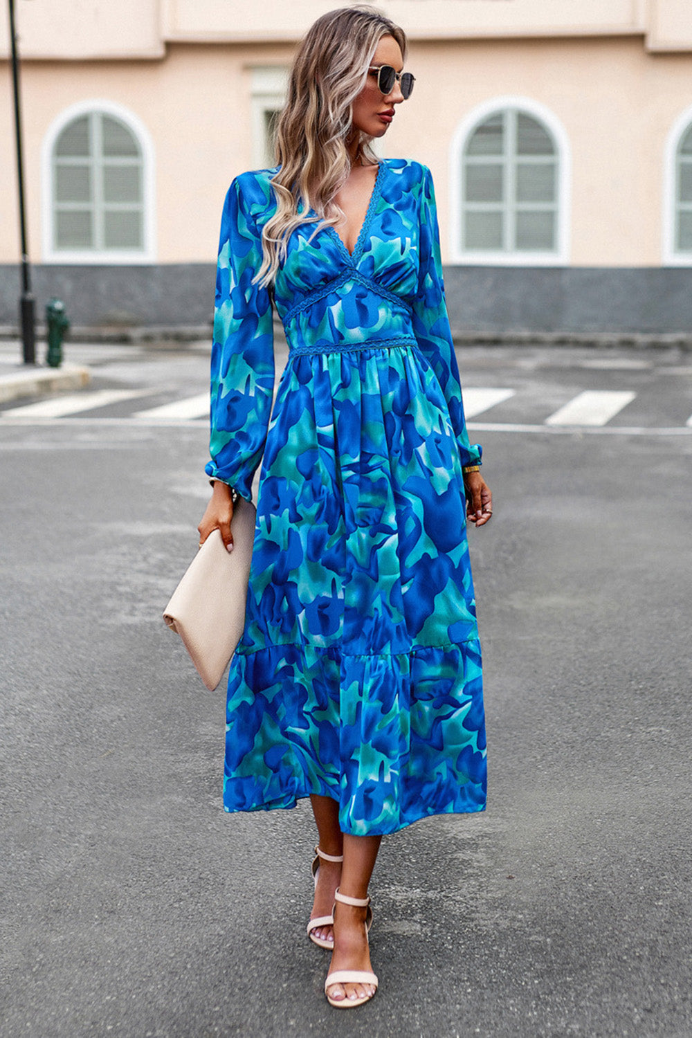 Czarna sukienka z długim rękawem z nadrukiem