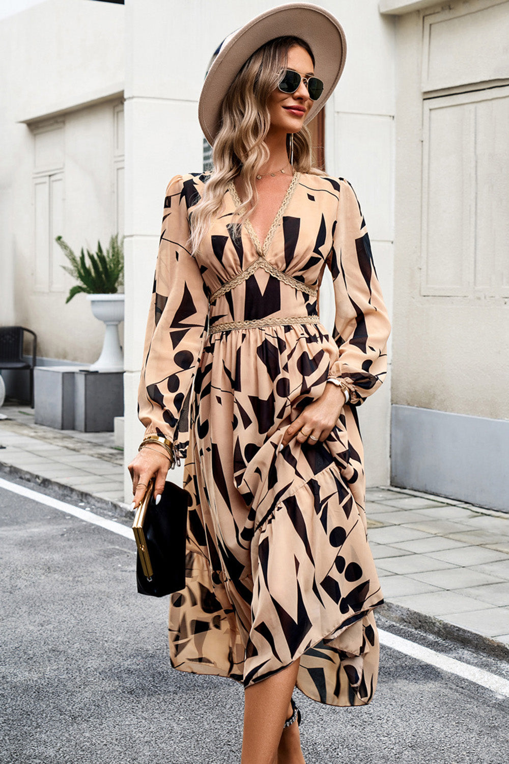 Czarna sukienka z długim rękawem z nadrukiem