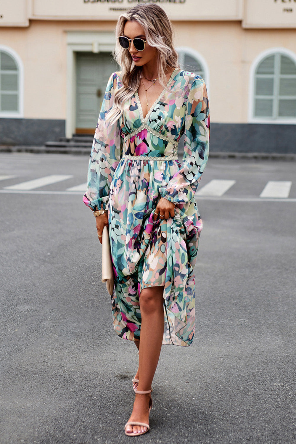 Czarna sukienka z długim rękawem z nadrukiem