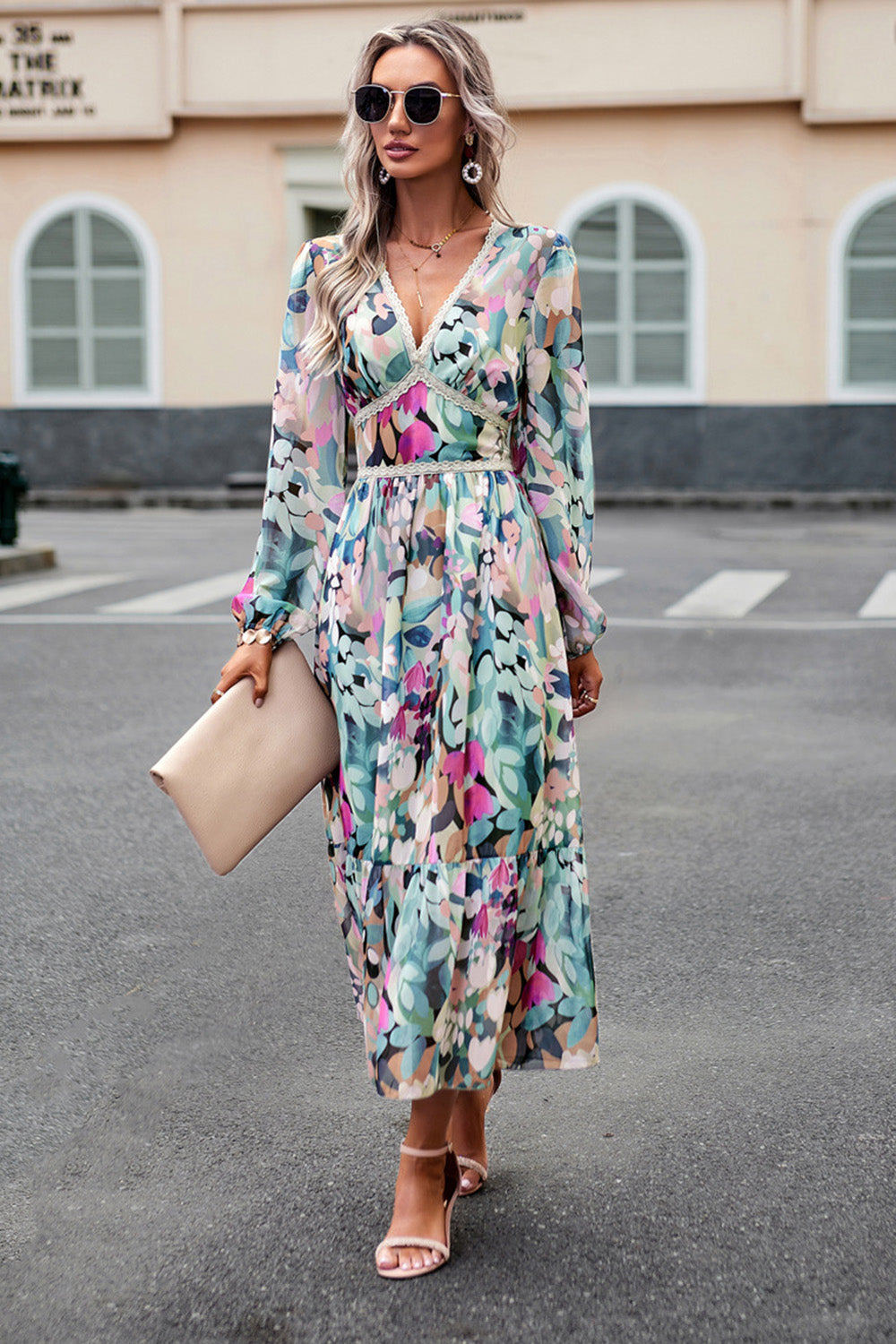 Czarna sukienka z długim rękawem z nadrukiem