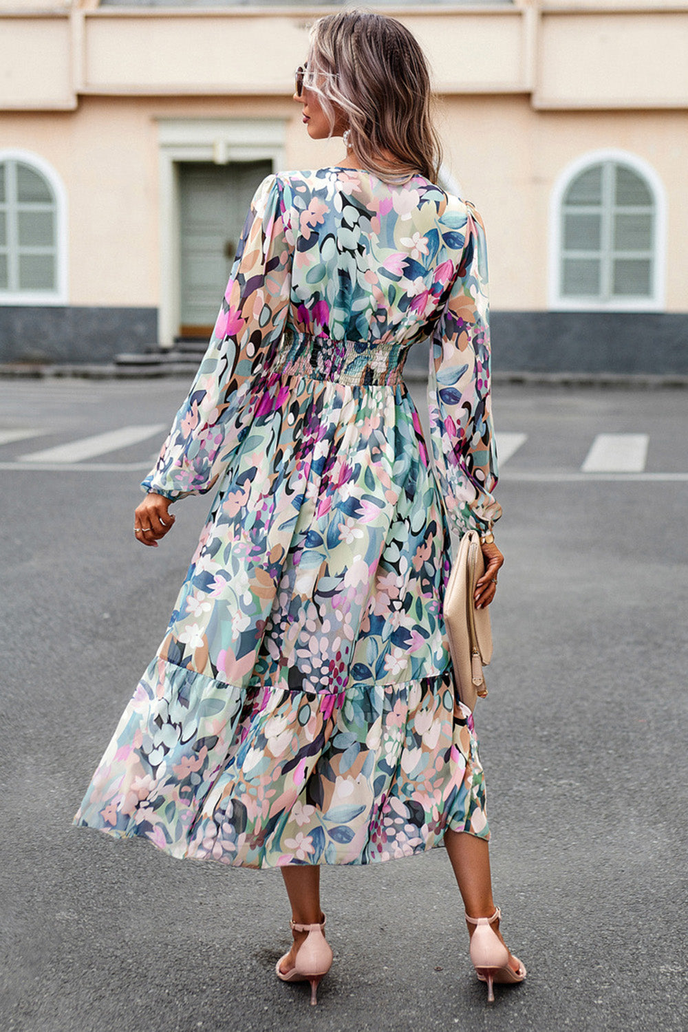 Czarna sukienka z długim rękawem z nadrukiem