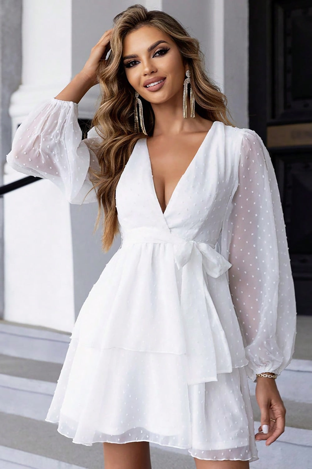 Czarna sukienka koktajlowa z dekoltem w serek i długimi rękawami