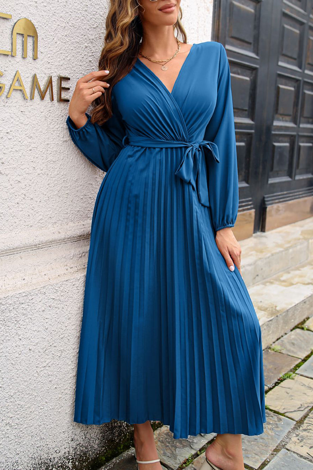 Niebieska sukienka w serek Casual Dress z szarfą