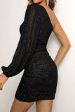 Błyszcząca czarna sukienka koktajlowa na jedno ramię