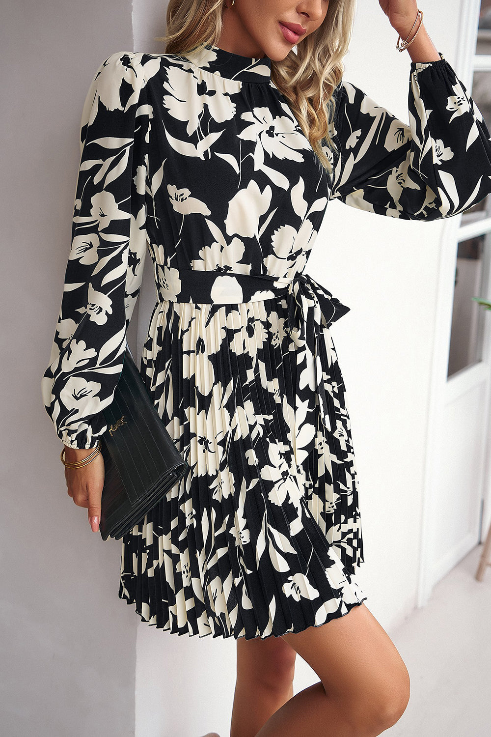 Czarna Sukienka Robocza Z Długimi Rękawami Z Nadrukiem