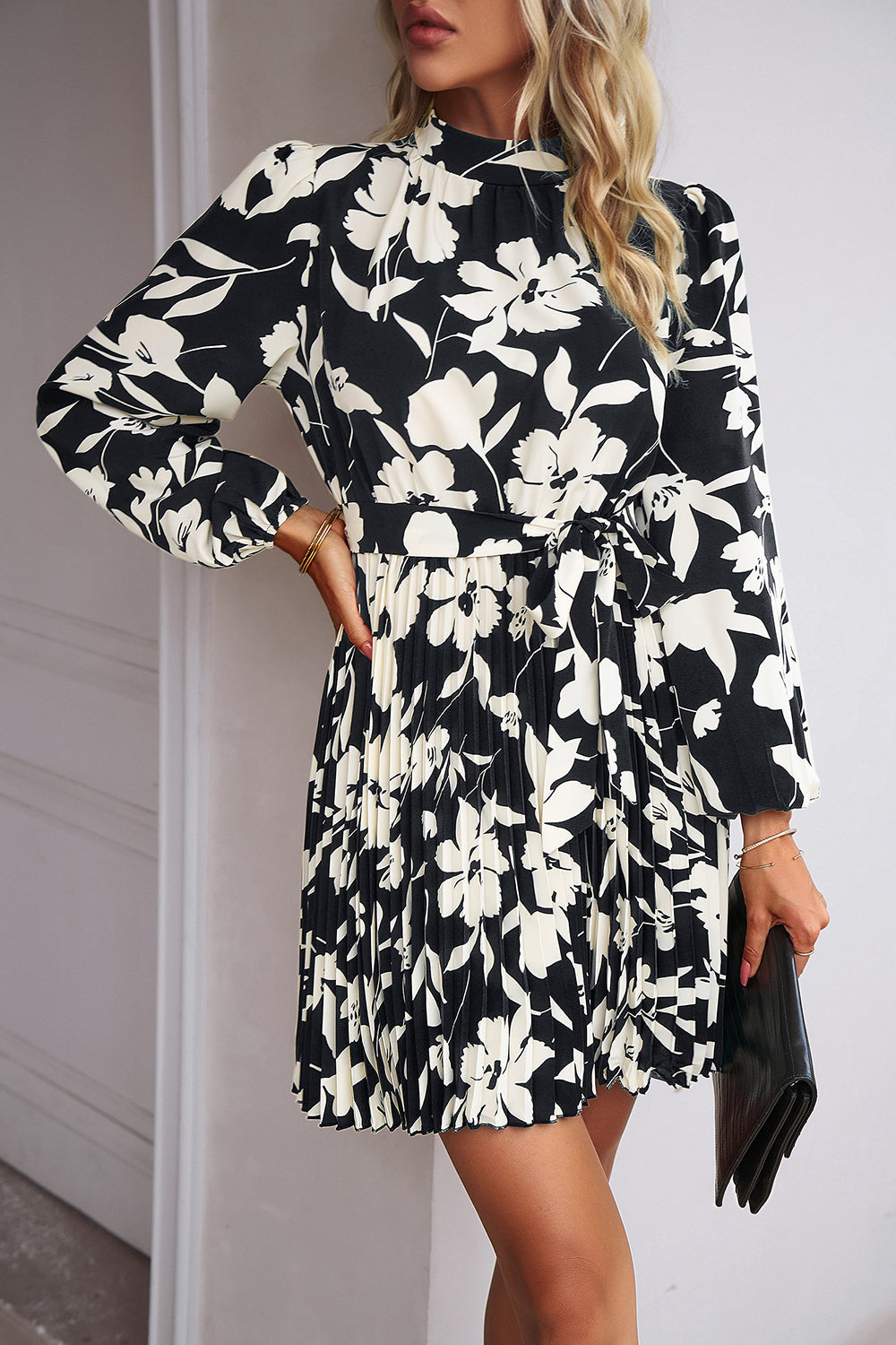 Czarna Sukienka Robocza Z Długimi Rękawami Z Nadrukiem